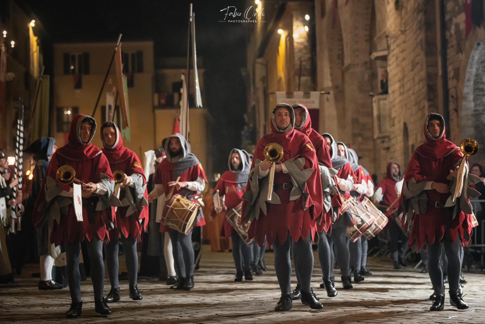ALTE LE CHIARINE E TAMBURI PRONTI A RULLARE: A NARNI PARTE IL GRANDE CORTEO STORICO IN NOTTURNA